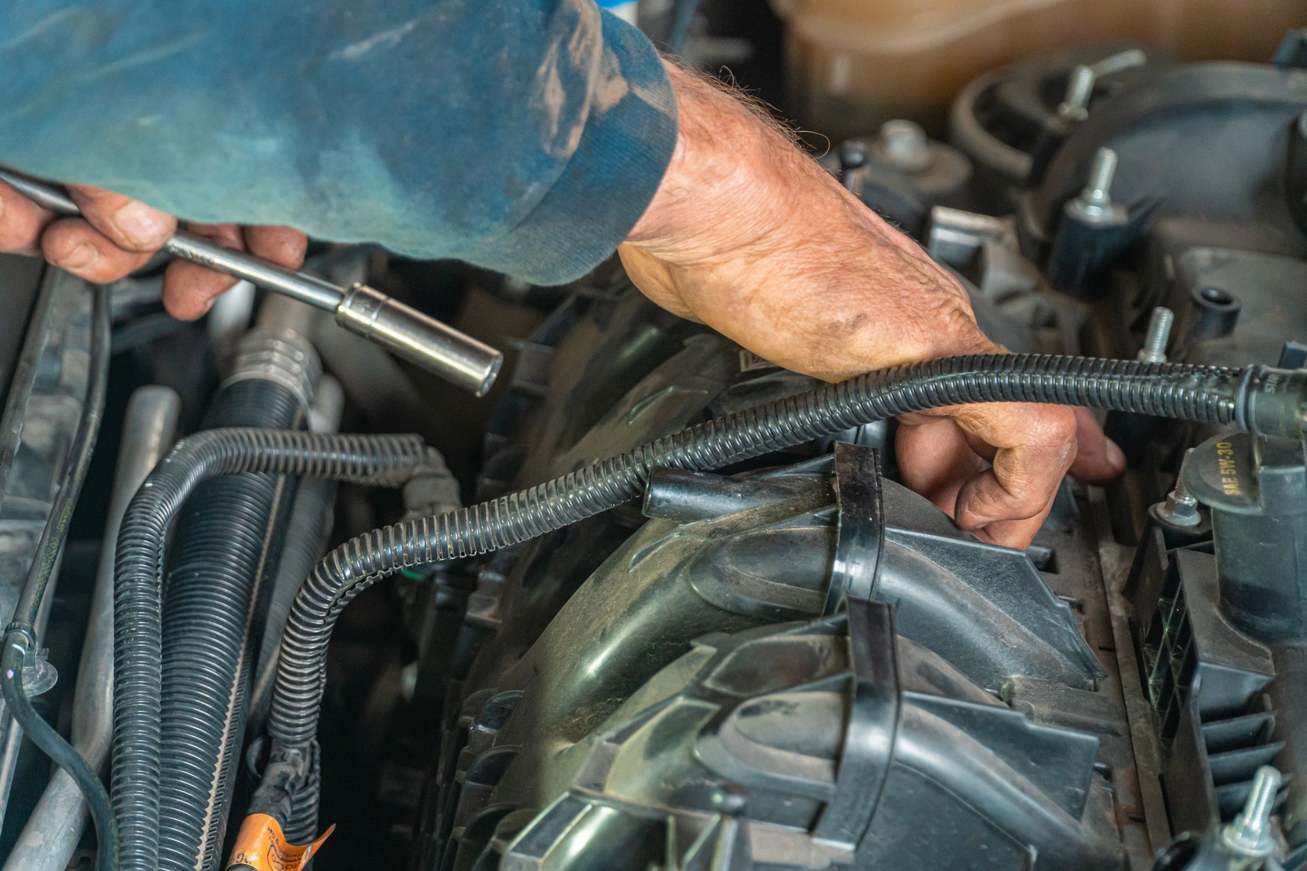 Detailarbeit am Motor