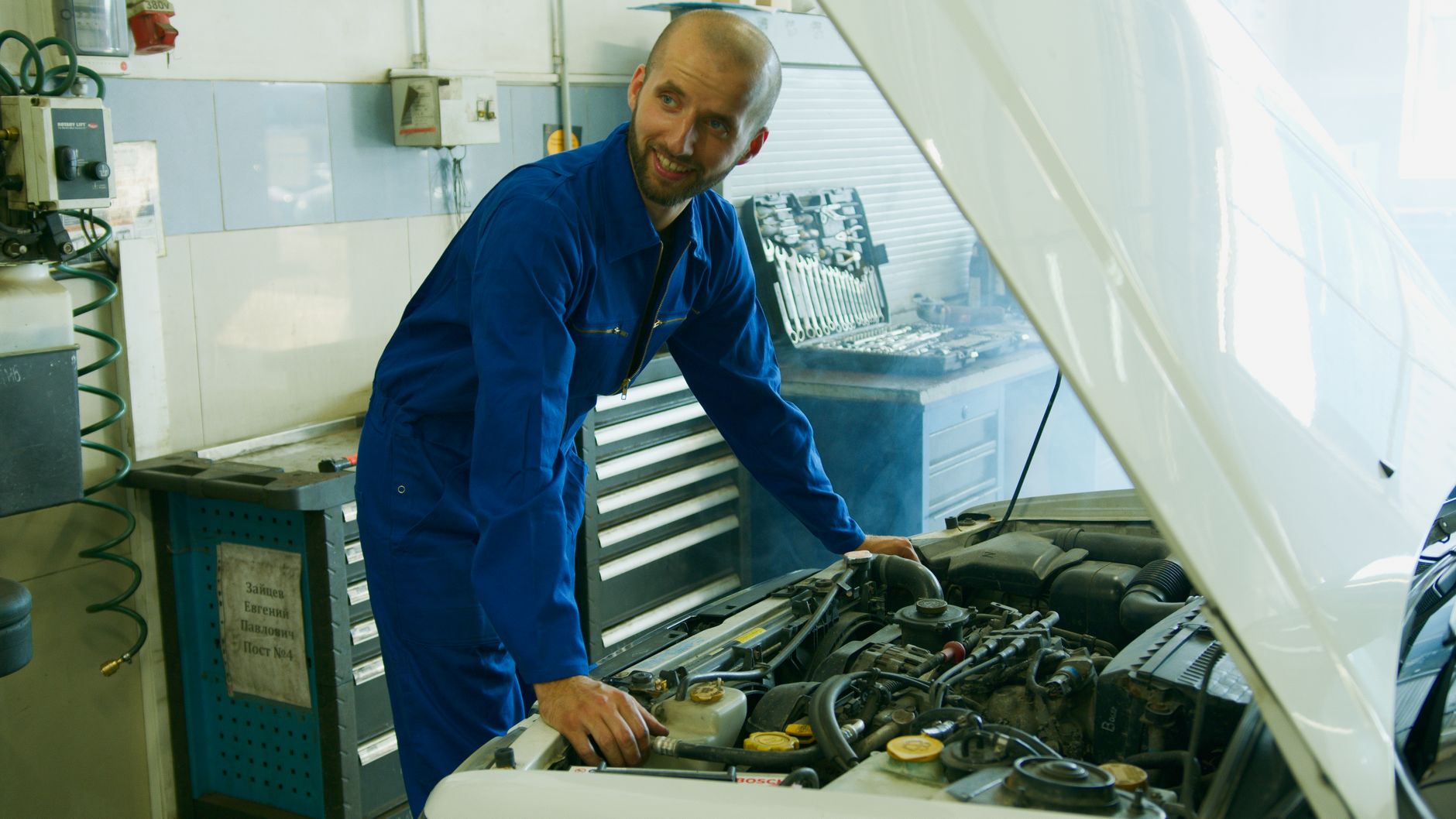 Mechaniker bei der Arbeit